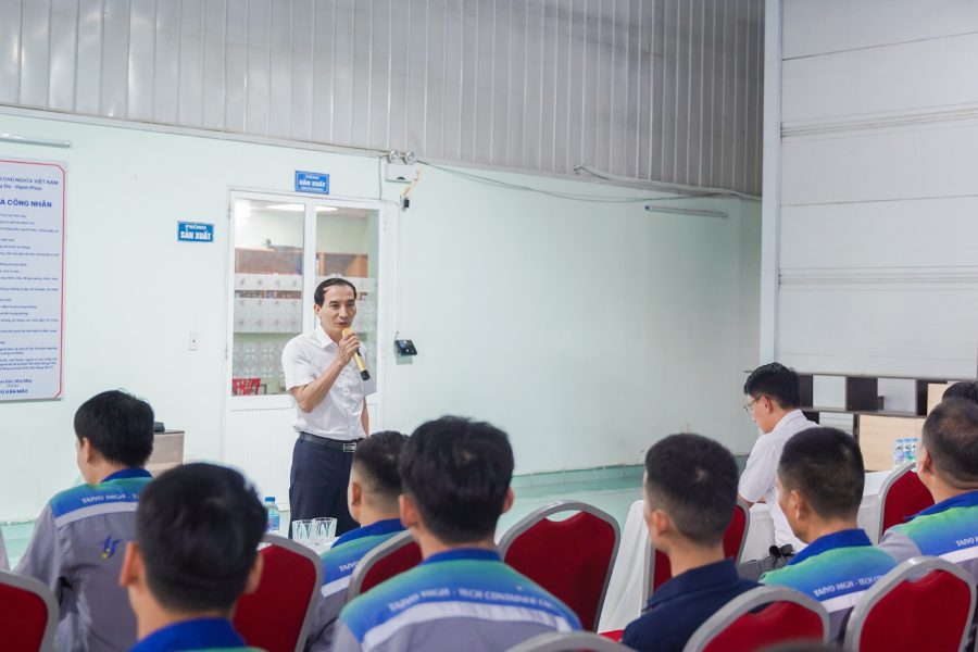 Tổng Giám đốc Phạm Anh Tiến chia sẻ tình hình hoạt động với đội ngũ