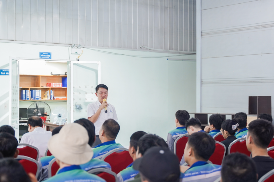 Giám đốc Nhà máy Vũ Văn Mão nêu rõ tinh thần làm việc với đội ngũ