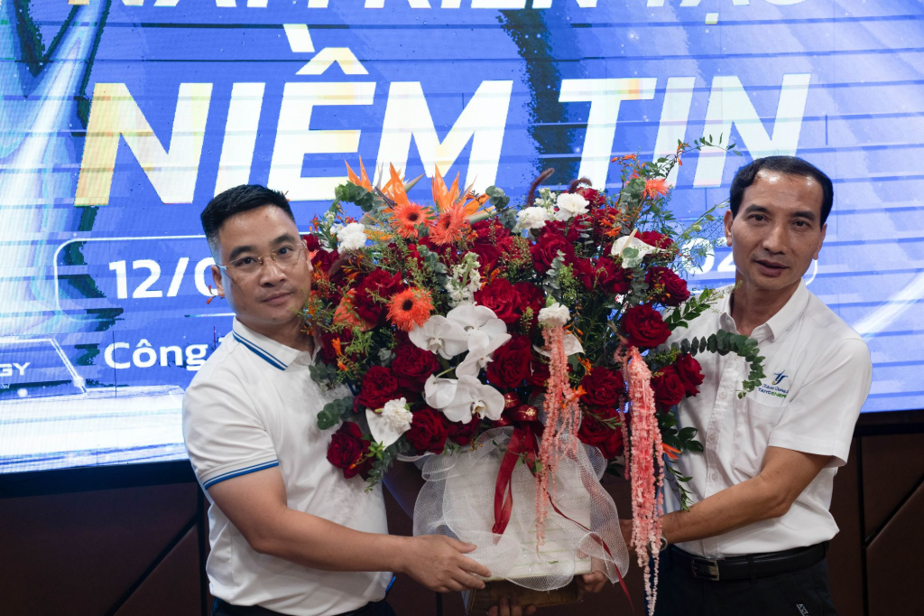 Đại diện G18 tặng hoa chúc mừng TaiyoEnergy